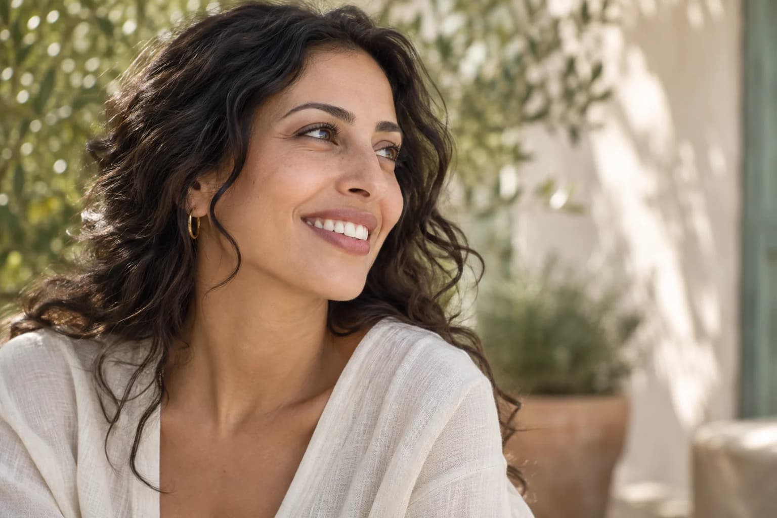 Portrait illustratif d’une femme souriante à la lumière naturelle